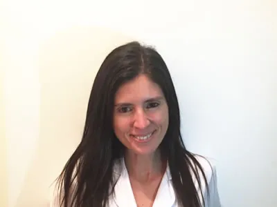 Retrato de la Dra. Gabriela Álvarez con ambo blanco